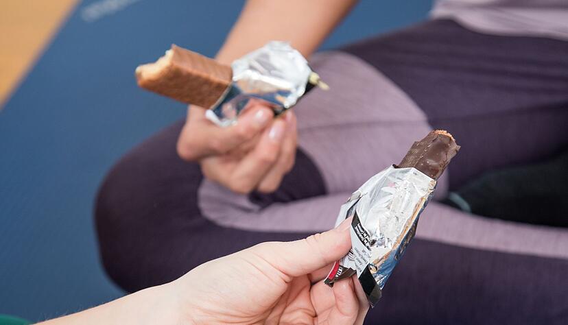 Gute Notfalllösung: Wer direkt nach dem Sport nicht zum Essen kommt, macht mit einem Protein-Riegel nichts verkehrt. Gute Notfalllösung: Wer direkt nach dem Sport nicht zum Essen kommt, macht mit einem Protein-Riegel nichts verkehrt.
