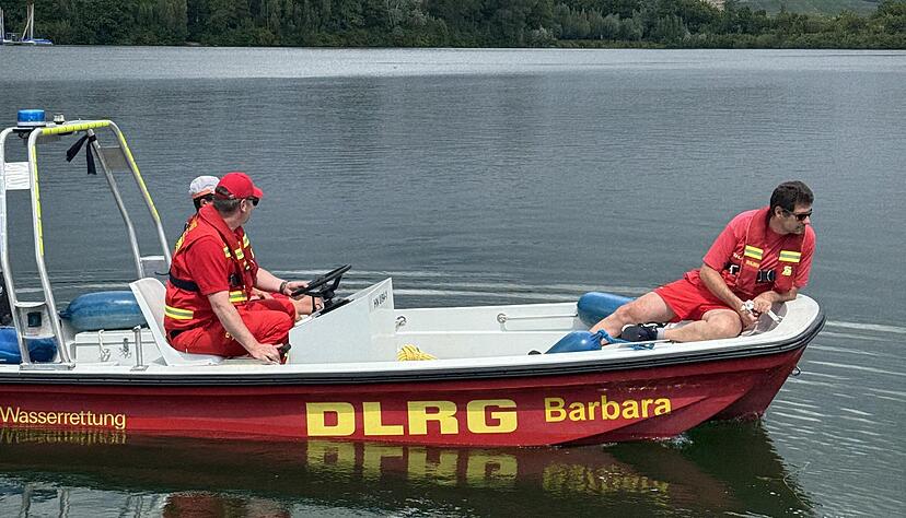 Bootsf&uuml;hrer Patrick Rendle und zwei Rettungsschwimmer kontrollieren mit dem Boot den hinteren Teil des Sees. Er ist von der DLRG-Station aus nicht einsehbar.