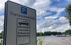 Konzertbesucher parken auf der Theresienwiese. Konzertbesucher parken auf der Theresienwiese.