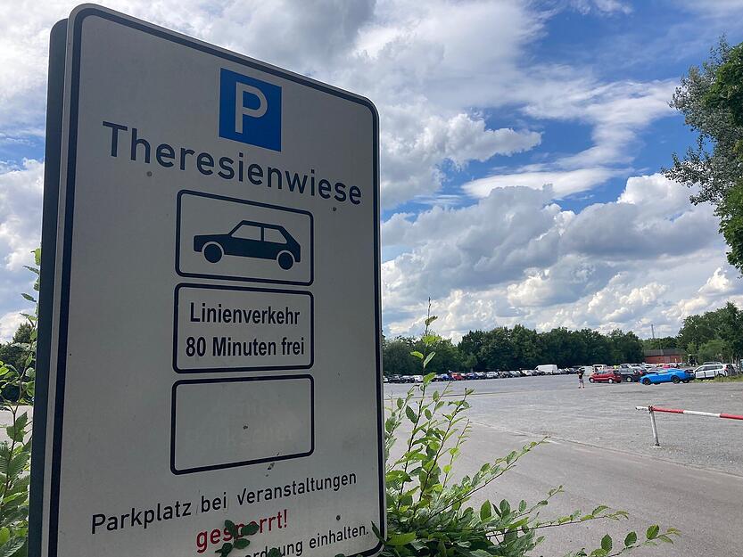 Konzertbesucher parken auf der Theresienwiese. Konzertbesucher parken auf der Theresienwiese.