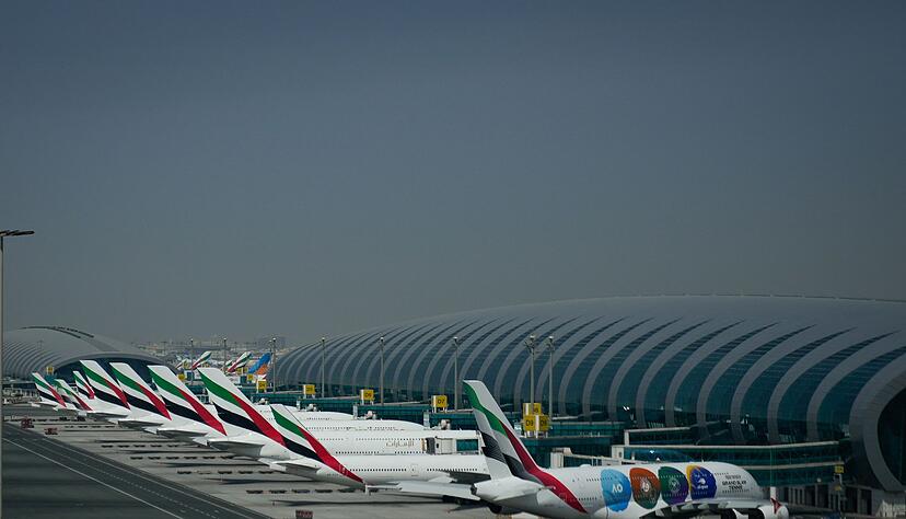 Emirates-Flugzeuge werden nach der Schlie&szlig;ung des Dubai International Airport geparkt.