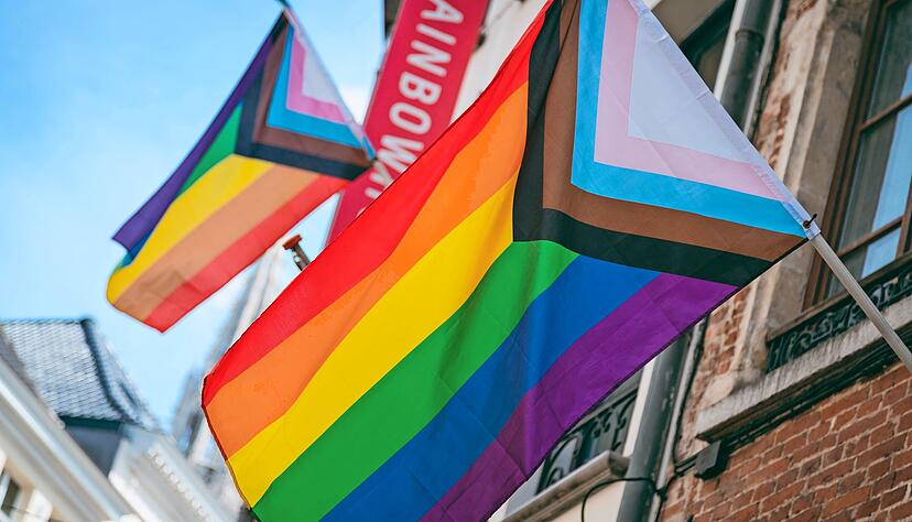 Die Regenbogenfahne ist zum weltweiten Symbol der queeren Szene geworden. Hier ein Bild der Progress-Flagge seit 2017. Die Regenbogenfahne ist zum weltweiten Symbol der queeren Szene geworden. Hier ein Bild der Progress-Flagge seit 2017.
