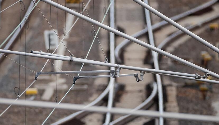 Am Bahnhof Bruchsal gibt es eine Oberleitungsst&ouml;rung - mit Folgen f&uuml;r Reisende. (Symbolbild)