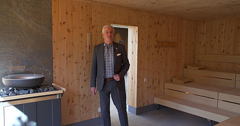 Stimme-Chefredakteur Uwe Ralf Heer hat sich im neuen Saunabereich des Öhringer Hallenbades umgesehen. Stimme-Chefredakteur Uwe Ralf Heer hat sich im neuen Saunabereich des Öhringer Hallenbades umgesehen.