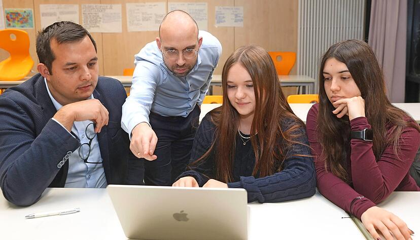 Steffen Deibel (links) und Christoph B&ouml;rner helfen den Sch&uuml;lerinnen bei Fragen rund um ihre Firmengr&uuml;ndung.