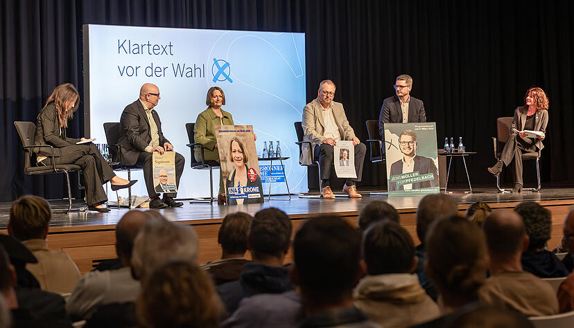 Die vier Kandidierenden auf der B&uuml;hne in der Nobelgusch, zwischen den HZ-Redakteurinnen Stefanie Jani (links) und Yvonne Tscherwitschke (rechts): Daniel Vogelmann, Ina Krone, Mark D&uuml;rr und Jens M&uuml;ller (von links).