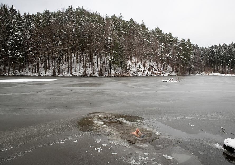 Roland Schweizer beim Eisbaden