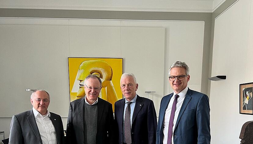 Gemeinsam mit Neckarsulms OB Steffen Hertwig (von rechts) und dem Heilbronner OB Harry Mergel ist Josip Juratovic (links) nach Niedersachsen gereist, um den dortigen Landeschef Stephan Weil zu treffen. Gemeinsam mit Neckarsulms OB Steffen Hertwig (von rechts) und dem Heilbronner OB Harry Mergel ist Josip Juratovic (links) nach Niedersachsen gereist, um den dortigen Landeschef Stephan Weil zu treffen.