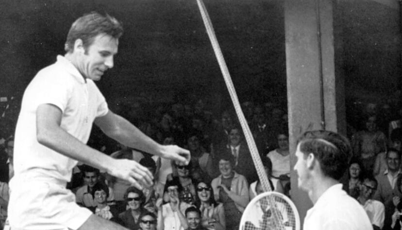 Der jugoslawische Tennisspieler Niki Pilic (l) setzt mit einem Freudensprung über das Netz, um die Glückwünsche des bezwungenen australischen Kontrahenten Roy Emerson entgegen zu nehmen. Pilic bezwingt im Achtelfinale des 81. Wimbledon-Turniers am 01.07.1967 den zweifachen Wimbledon-Gewinner.