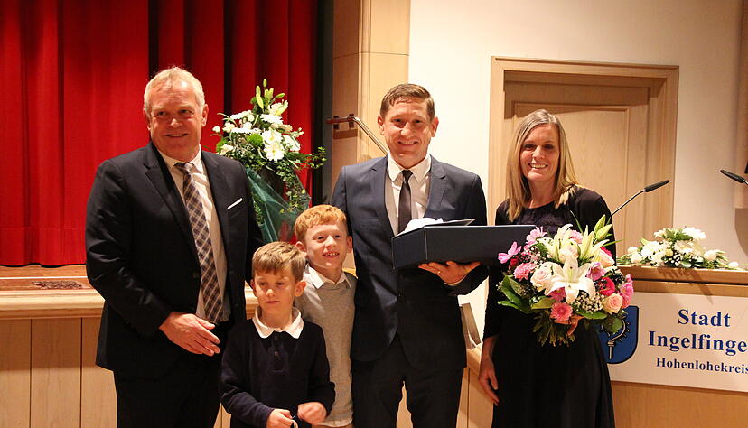 Bürgermeister Michael Bauer (links) heißt Joachim Schroth als neuen Schulleiter in Ingelfingen willkommen. Schroth lebt mit seiner Familie in Boxberg.