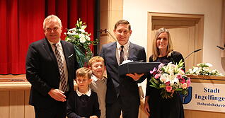 Bürgermeister Michael Bauer (links) heißt Joachim Schroth als neuen Schulleiter in Ingelfingen willkommen. Schroth lebt mit seiner Familie in Boxberg.