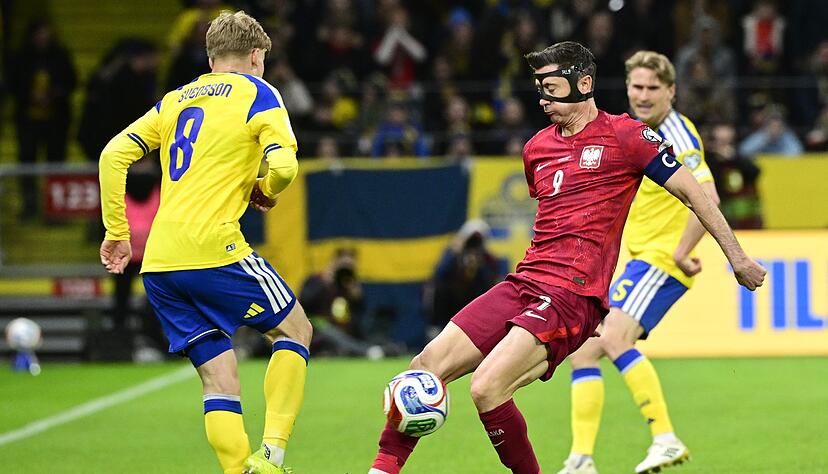 Lewandowski spielte in Stockholm mit Gesichtsmaske. Lewandowski spielte in Stockholm mit Gesichtsmaske.
