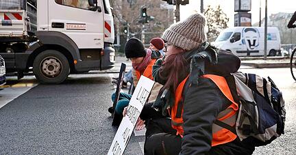 Aktivisten protestieren auf der Prenzlauer Allee in Berlin.