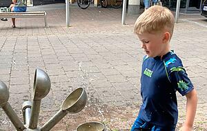 Jamie ist mit Aquaschuhen für den Bachlauf perfekt ausgerüstet. Jamie ist mit Aquaschuhen für den Bachlauf perfekt ausgerüstet.