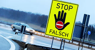 Schilder wie diese sollen Autofahrer warnen, wenn sie falsch auf eine Autobahn auffahren. Auf der B292 bei Mosbach verhindert die Reaktion eines anderen Verkehrsteilnehmers einen Unfall.