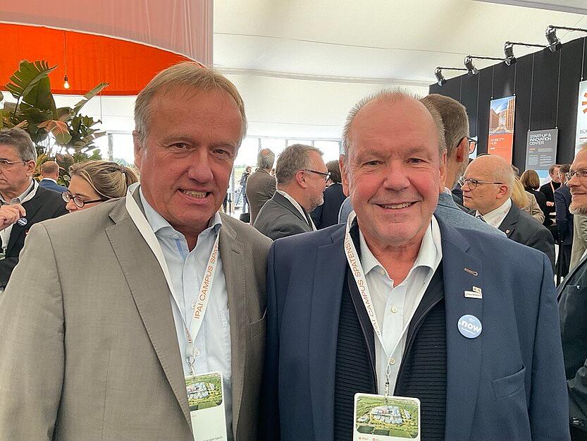 Begeistert vom Aufgebot beim Spatenstich sind auch Andreas Mayer (links), Sprecher des Bezirksbeirats von Neckargartach, und Herbert Burkhardt, Vorsitzender des Ortskartells.