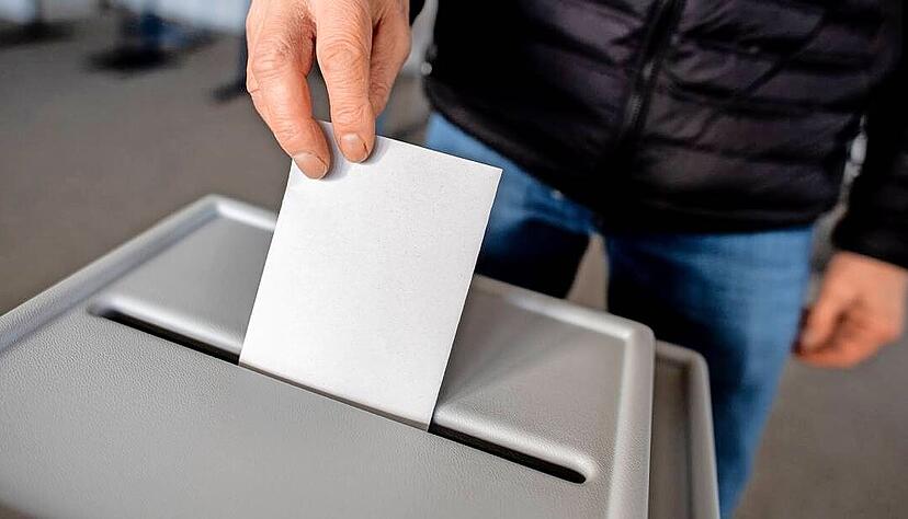 Ein W&auml;hler wirft seinen Stimmzettel in die Urne. Die Wahlbeteiligung lag auch im Kraichgau wieder h&ouml;her als bei der Landtagswahl 2021.
Foto: Hauke-Christian Dittrich