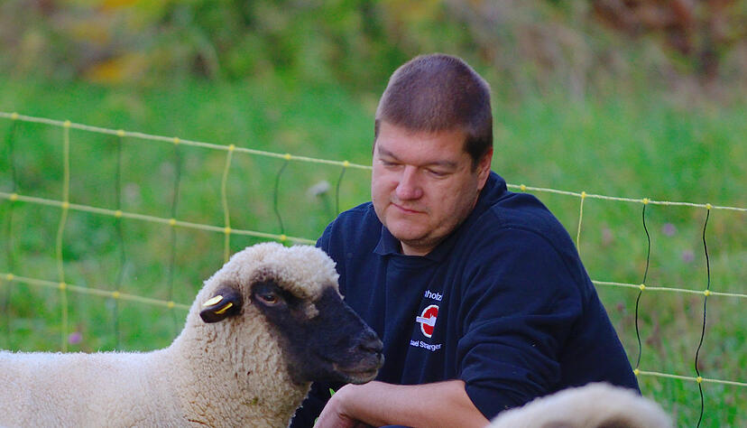 Michael Straußberger und seine Schafe in Unterkessach.