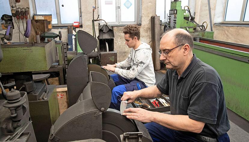 In der angegliederten Werkstatt sorgen Jürgen Maurer und Sohn Markus für den Service.