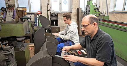 In der angegliederten Werkstatt sorgen Jürgen Maurer und Sohn Markus für den Service.