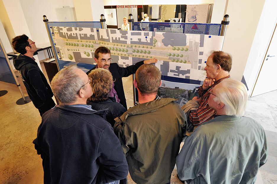 Mai 2011: Bei einem Bürgerabend in Heilbronn informieren die Stadtwerke und werben um Verständnis für das Großprojekt bei den Anliegern. Projektleiter Andreas Berk zeigt, wie die Allee nach dem Umbau zur Stadtbahntrasse aussehen soll.