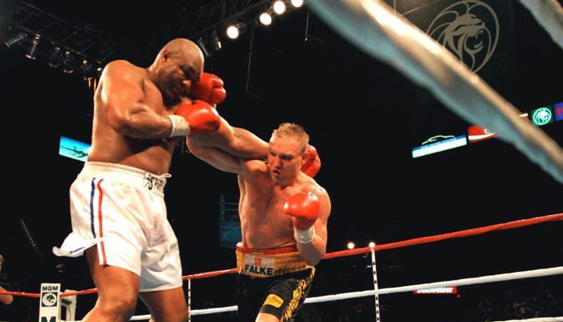 Herausforderer Axel Schulz (r) landet einen Treffer bei Titelverteidiger George Foreman. Herausforderer Axel Schulz (r) landet einen Treffer bei Titelverteidiger George Foreman.