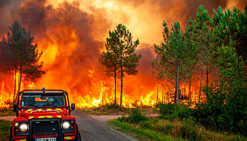 Ein Flächenbrand wütet in der Nähe von Landiras im Südwesten Frankreichs. Ein Flächenbrand wütet in der Nähe von Landiras im Südwesten Frankreichs.