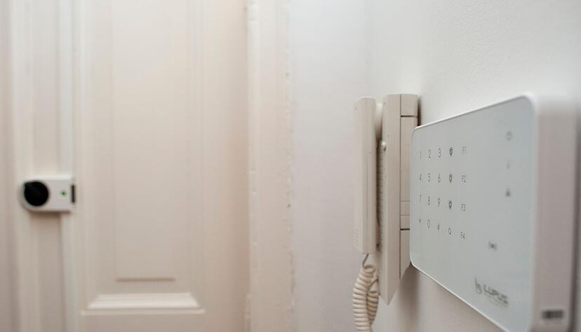 Per Keypad und Smarthome gesteuert: Alarmanlagen k&ouml;nnen den mechanischen Einbruchsschutz sinnvoll erg&auml;nzen.