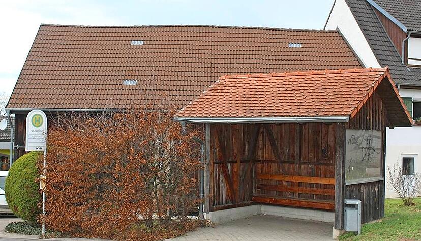 An dieser Bushaltestelle in Heuberg konnten die Sch&uuml;ler aus dem Ort bis zum letzten Fahrplanwechsel erst um 7.14 Uhr einsteigen, um nach Pfedelbach und &Ouml;hringen zu kommen. Seitdem m&uuml;ssen sie schon um 6.57 Uhr da sein.