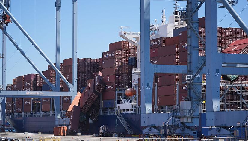Fast 70 Container stürzten ins Wasser.