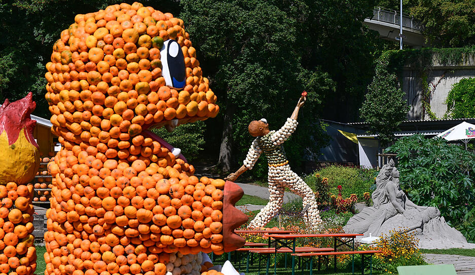 Eine Pokemon-Figur aus K&uuml;rbissen ist im Park im Bl&uuml;henden Barock in Ludwigsburg aufgebaut. W&auml;hrend der Veranstaltung werden rund 450.000 K&uuml;rbisse und &uuml;ber 600 verschiedene Sorten aus aller Welt gezeigt, wie das Bl&uuml;hende Barock mitteilt.