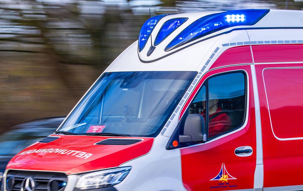 Rettungswagen und Auto kollidieren: Vier Leichtverletzte - STIMME.de