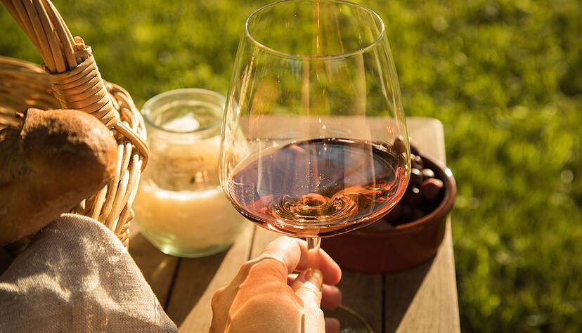 Geschmackliche Unterschiede zwischen Bio- und «normalen» Weinen gibt es heute kaum noch. Doch bei Biowein darf etwa kein chemischer Mineraldünger eingesetzt werden.