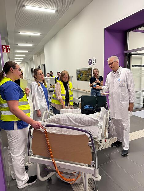 Professor Harald L&ouml;ffler, Chef der Hautklinik, begr&uuml;&szlig;t die ersten Patienten in der neuen Klinik pers&ouml;nlich.
