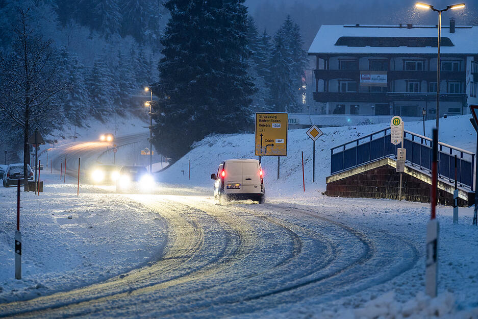 Autos fahren auf der zugeschneiten Bundesstra&szlig;e 28 auf dem Kniebis. Neuschnee und Schneegl&auml;tte haben im Schwarzwald den Verkehr teilweise behindert. Gr&ouml;&szlig;ere Probleme gab es laut Polizei zun&auml;chst nicht.