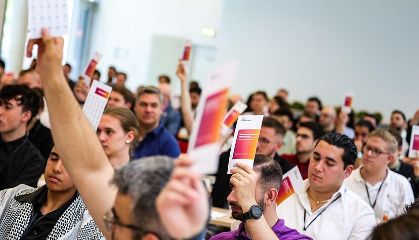 Die Teilnehmenden stimmen beim Gr&uuml;ndungskongress ab.