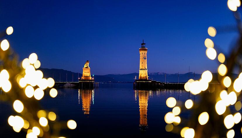 Während sich unten Besucher auf Weihnachten einstimmen, fliegt oben eine Drohne. (Symbolbild) Während sich unten Besucher auf Weihnachten einstimmen, fliegt oben eine Drohne. (Symbolbild)