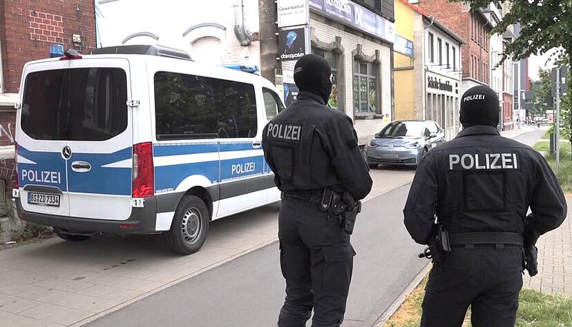 Polizeibeamte vor einem der durchsuchten Objekte in Braunschweig. Polizeibeamte vor einem der durchsuchten Objekte in Braunschweig.