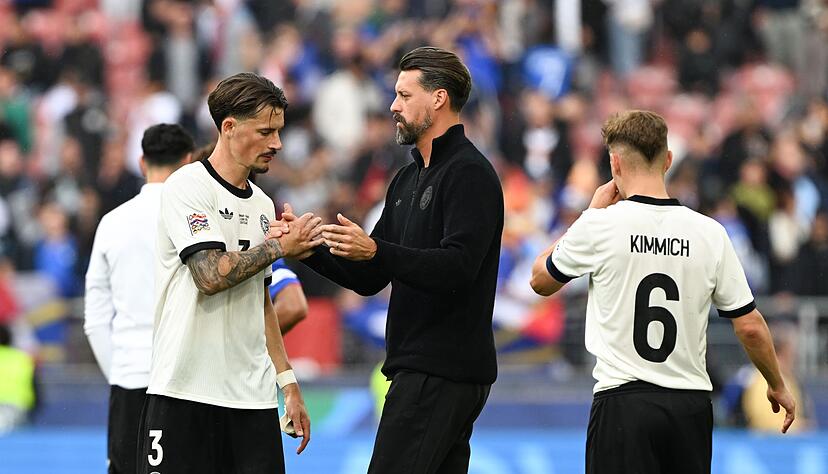 Servus Jungs: Sandro Wagner klatscht nach seinem letzten L&auml;nderspiel als Co-Trainer mit Robin Koch (l) ab. Rechts Kapit&auml;n Joshua Kimmich.