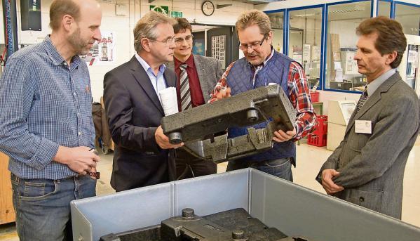 Landesbehindertenbeauftragter Gerd Weimer (zweiter von links) ist von den Arbeitsabläufen in der Werkstätte beeindruckt.Foto: privat