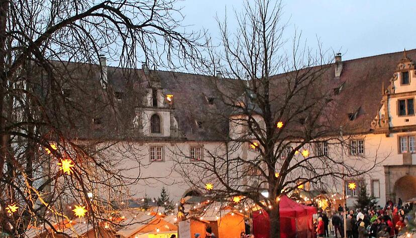 Die barocken Kulissen des Klosters leuchten am Weihnachtsmarkt-Wochenende wieder in goldenem Lichterglanz.Foto: Archiv/Griesinger