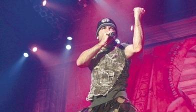 Nach mehr als 30 Jahren sind Iron Maiden mit ihrem S&auml;nger Bruce Dickinson eine der kommerziell erfolgreichsten Heavy-Metal-Bands. Auf ihrer neuen Tournee konzentrieren sich die Engl&auml;nder auf neues Material.Foto: Archiv/Gugau