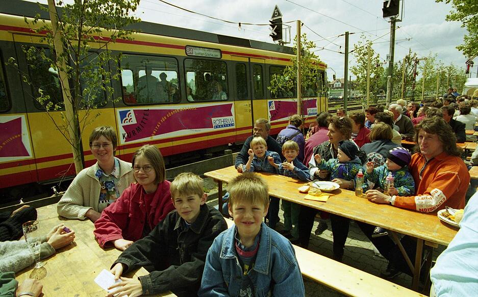 Gute Laune am Bahngleis: Festbesucher bei der Stadtbahnankunft in Eppingen 1997.