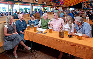 Uwe Ralf Heer interviewt bei Volksfest.TV unter anderem Überraschungsgast Didi Hamann, der für den FC Bayern spielte.