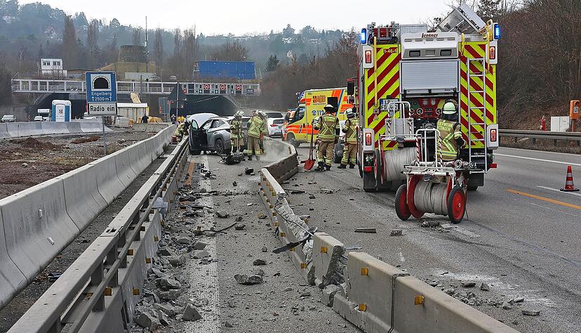 Nun sucht die Polizei nach der Ursache f&uuml;r den Unfall.