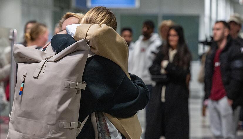 Viele Rückkehrer fielen ihren Familien in die Arme. Viele Rückkehrer fielen ihren Familien in die Arme.