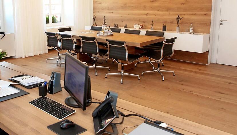 Im Amtszimmer des Neckarsulmer Oberbürgermeisters sitzt künftig Steffen Hertwig, der erst einmal weniger Geld bekommt als sein Vorgänger. Foto: Archiv/Seidel Im Amtszimmer des Neckarsulmer Oberbürgermeisters sitzt künftig Steffen Hertwig, der erst einmal weniger Geld bekommt als sein Vorgänger. Foto: Archiv/Seidel