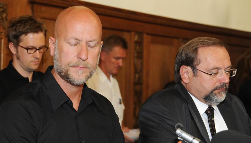 Kurz nach der Katstrophe: Loveparade-Veranstalter Rainer Schaller (l.) und der damalige Duisburger Oberbürgermeister Adolf Sauerland bei einer Pressekonferenz. Kurz nach der Katstrophe: Loveparade-Veranstalter Rainer Schaller (l.) und der damalige Duisburger Oberbürgermeister Adolf Sauerland bei einer Pressekonferenz.