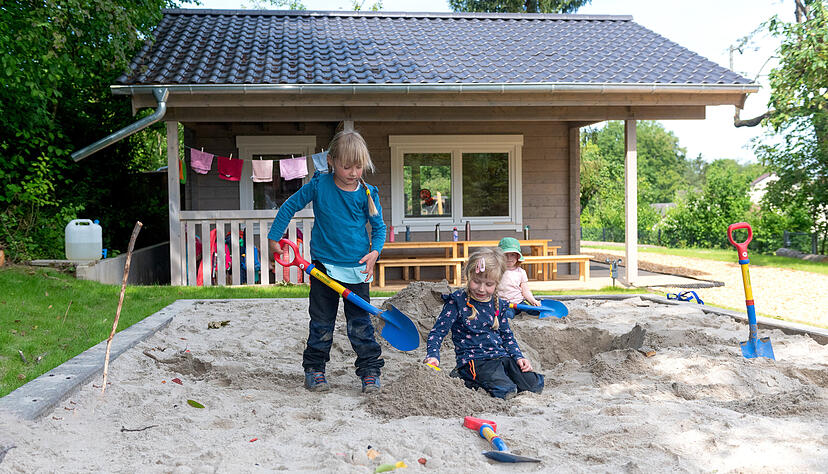 Einen Sandkasten gibt es in vielen Kinderg&auml;rten. Aber nicht &uuml;berall ist er so sch&ouml;n in die Natur eingebettet wie im neuen Parkkindergarten in Weinsberg.