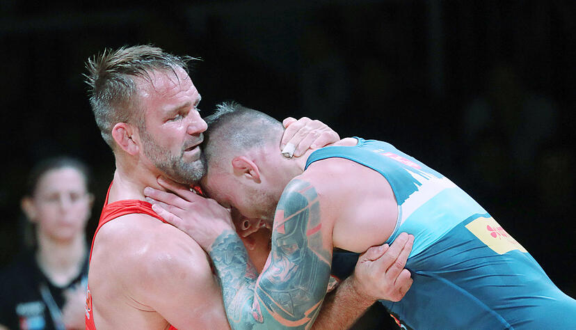 Adam Juretzko (links) hofft nicht, selbst auf die Matte gehen zu müssen, so wie zum Saisonstart in Burghausen, als zwei seiner eingeplanten Athleten kurzfristig abgesagt hatten. Adam Juretzko (links) hofft nicht, selbst auf die Matte gehen zu müssen, so wie zum Saisonstart in Burghausen, als zwei seiner eingeplanten Athleten kurzfristig abgesagt hatten.